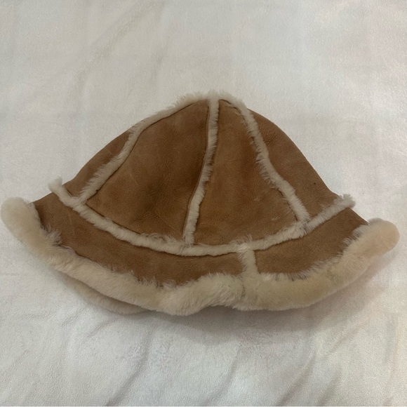 UGG Tan and Cream Classic Sheepskin Shearling Bucket Hat 51028 main image 5